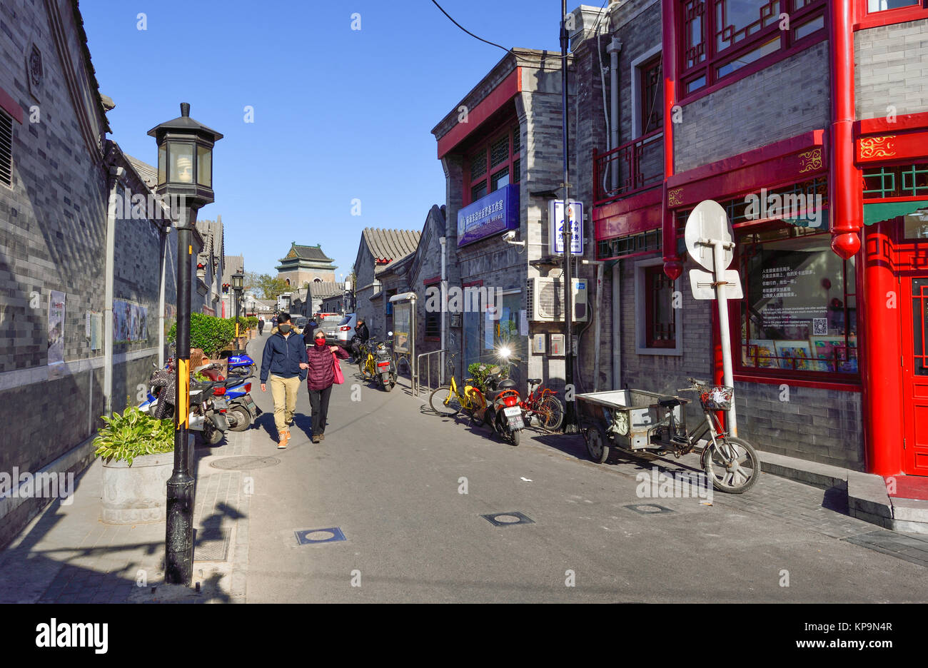 Peking, China - Apr 14,2017: Peking houhai Straße im Winter, Houhai ist der größte der drei Seen von Shichahai, in der Innenstadt gelegen. Stockfoto