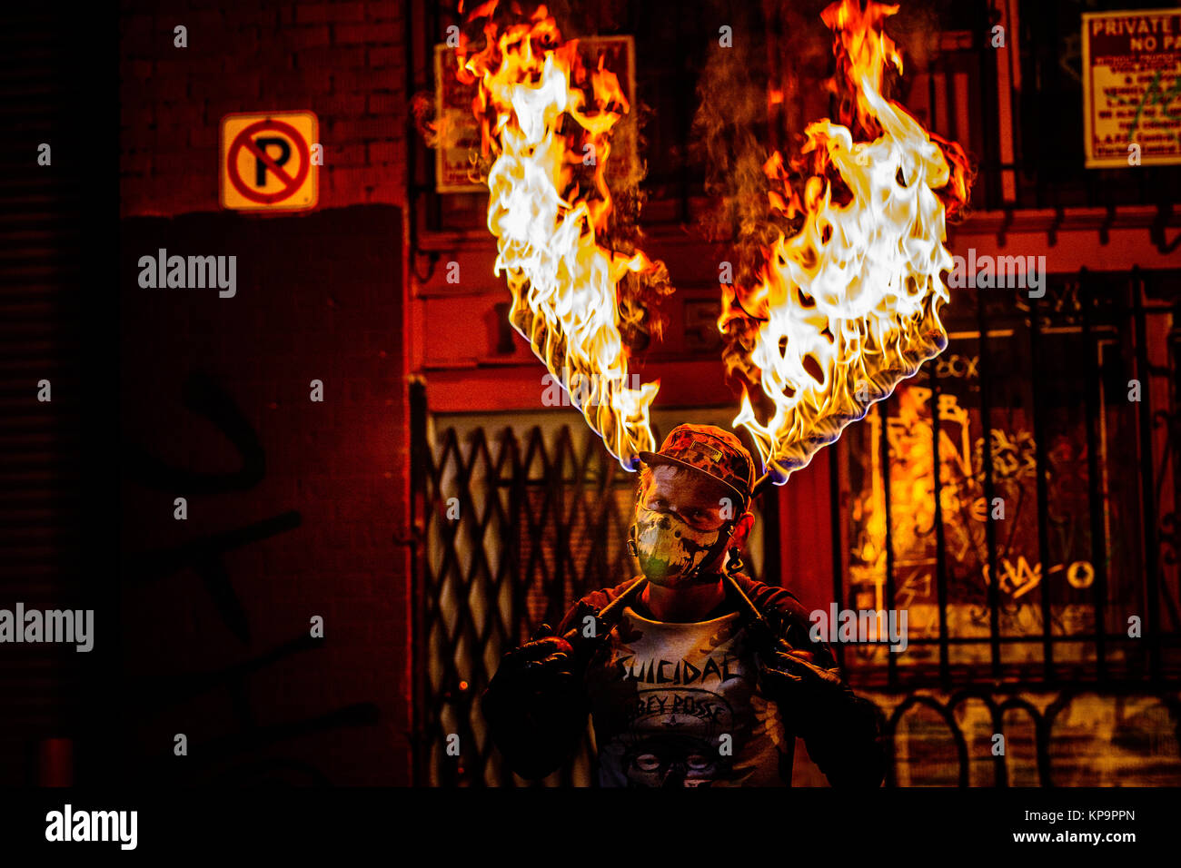 Mikey Adamski durchführen für eine Gruppe von Fotografen in einem Industriegebiet von Los Angeles, CA Stockfoto