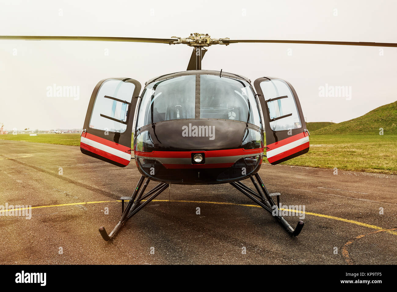 Schwarze Hubschrauber auf den Boden. Mehrzweckhubschrauber fünf Sitzen alle - Metallbau Licht. Mit einem 3-flügeligen Hauptrotor und einem 2-Blade tai Stockfoto