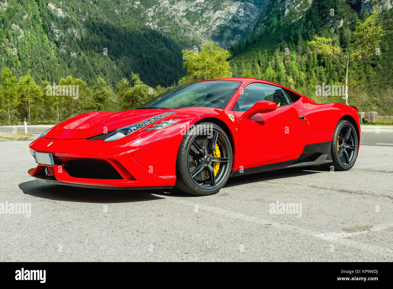 DOLOMITI, Lago Di Landro, Italien, 10. SEPTEMBER 2016: rote Ferrari 488 GTB Parkplatz am Lago Di Landro. Der 488 GTB ist eine stark überarbeitete Austausch Stockfoto