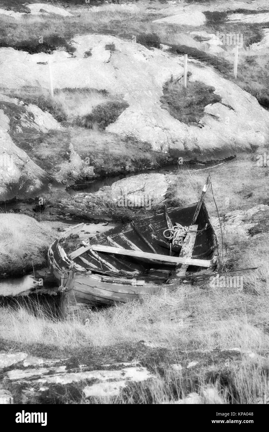Verlassene Boot an Flodabay, Isle of Harris, Äußere Hebriden. Monochromes Bild mit einem Infrarot Behandlung. Stockfoto