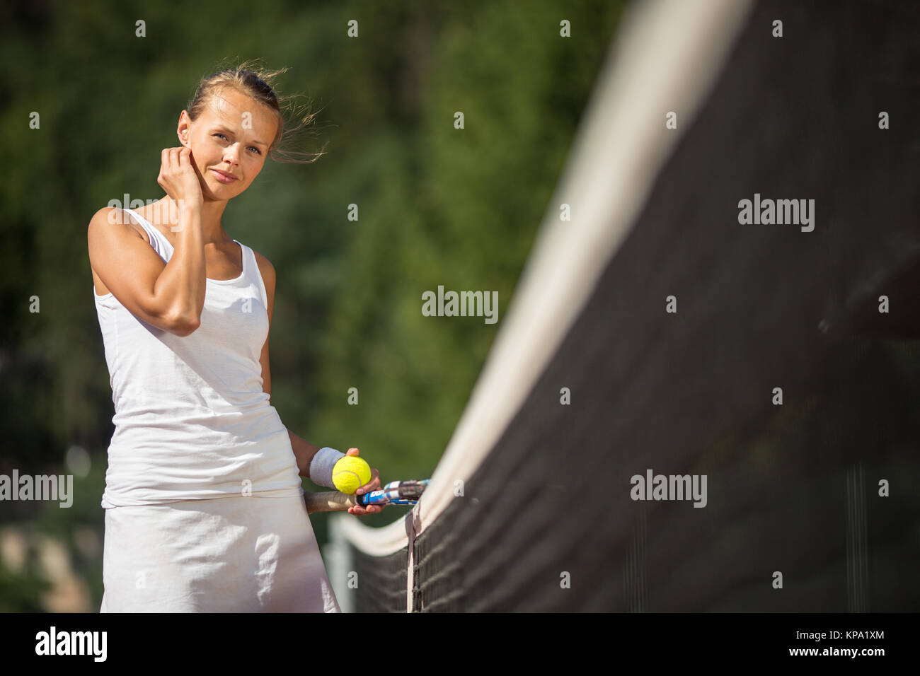 Porträt einer hübschen jungen Tennisspieler mit Copyspace (flacher DOF Farbe getonte Bild) Stockfoto