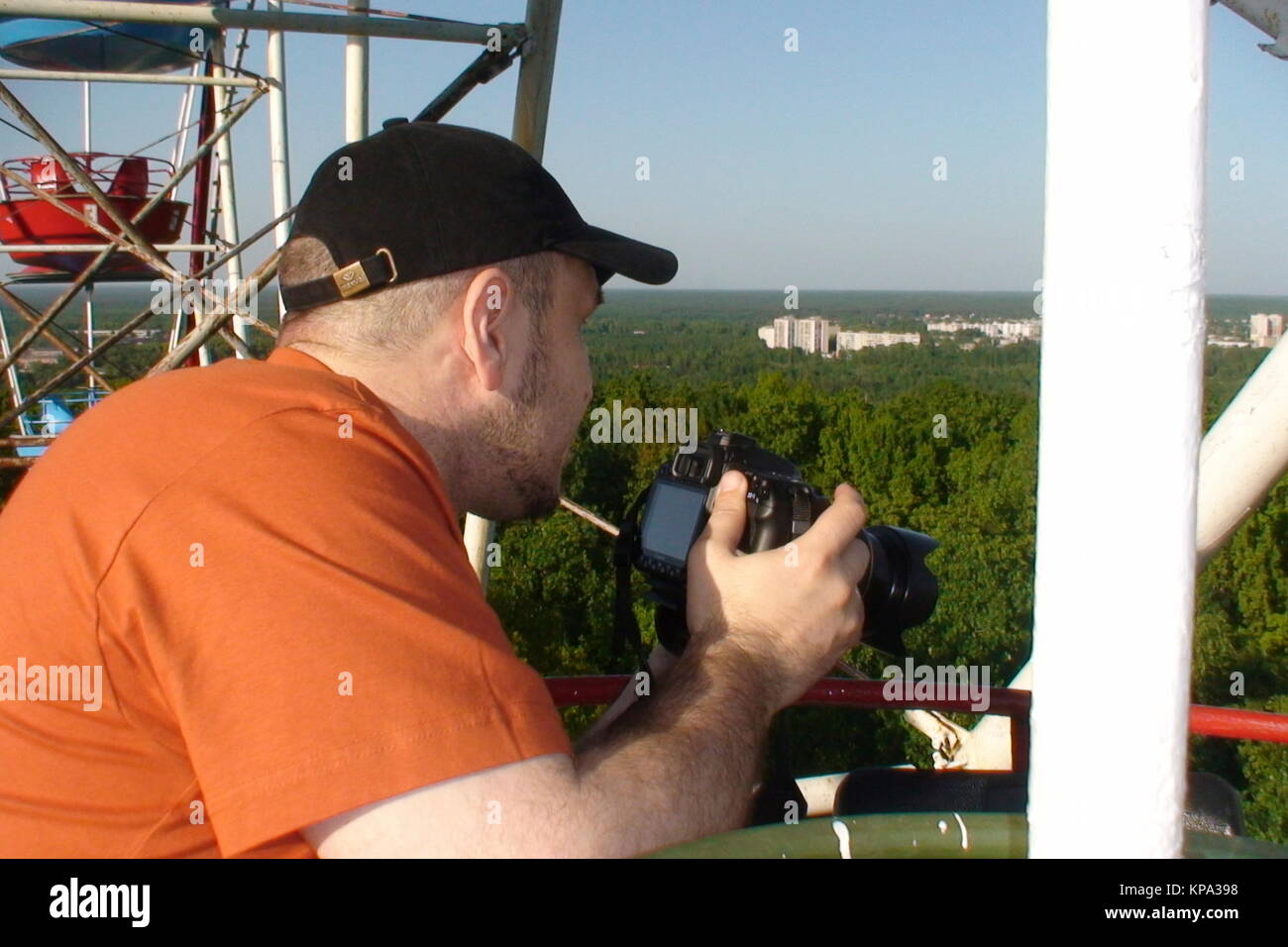 Ein Mann Fotos der Landschaft aus der Höhe des Riesenrades. Stockfoto