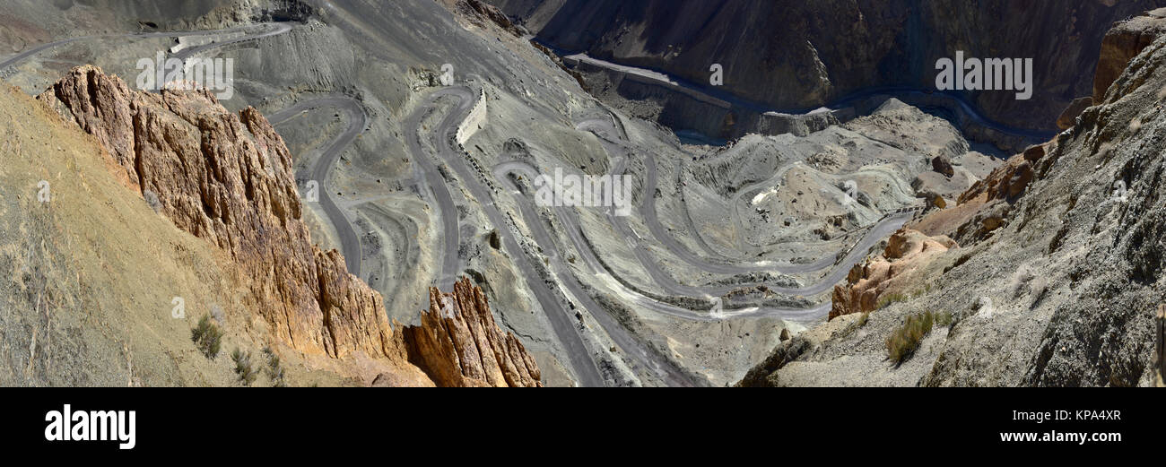 Hohe Berge Serpentinenstraße: entlang der Neigung mit Scharnieren eine extreme Trail gelegt ist, weit nach unten ins Tal. Stockfoto