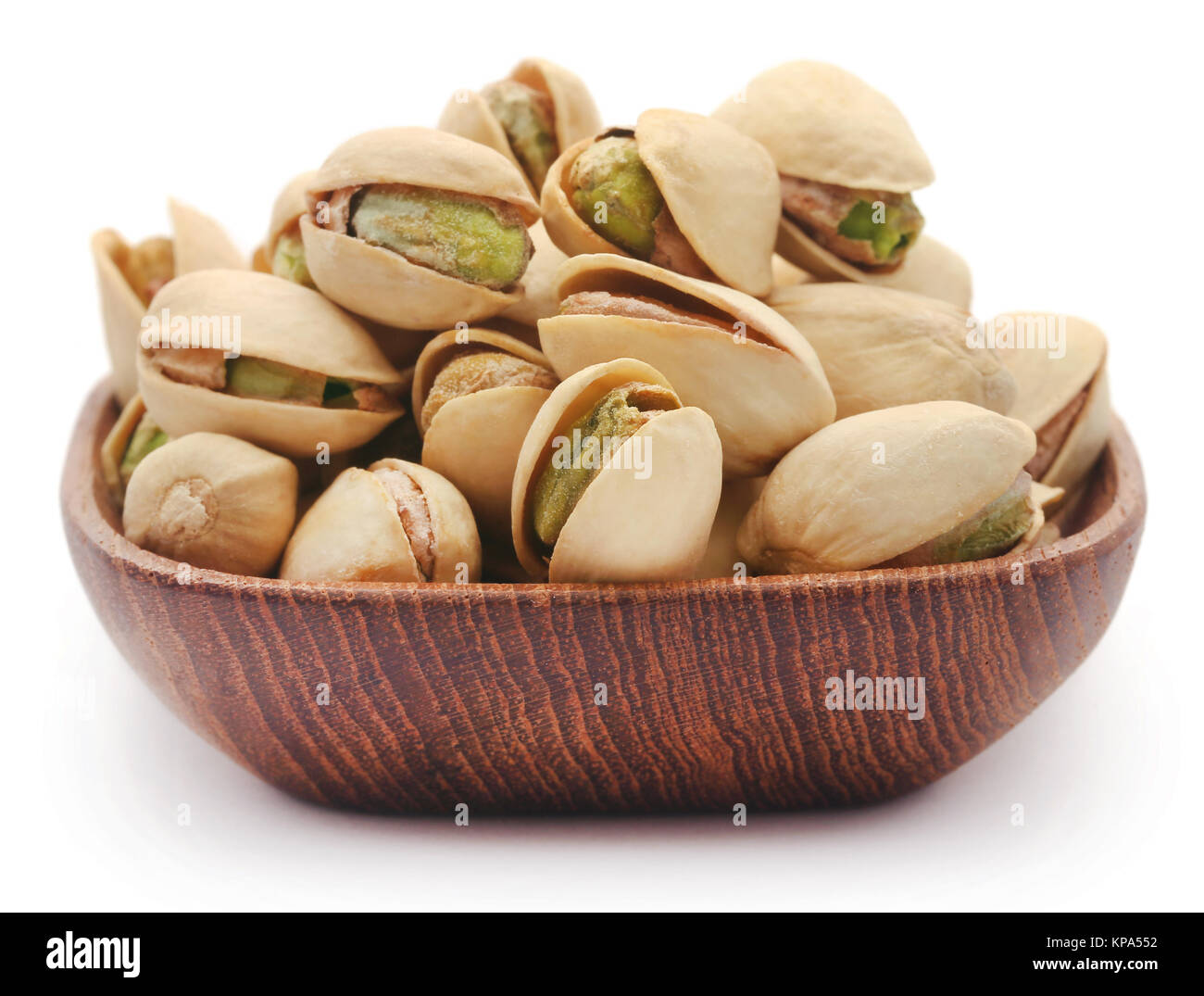 Nahaufnahme der Pistazien auf weißem Hintergrund Stockfoto