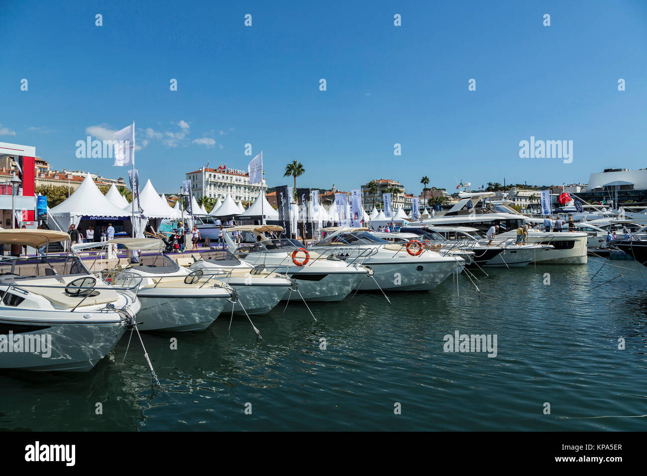 CANNES, Frankreich - September 9th, 2015. Yachten im Hafen Pierre Canto am Boulevard de la Croisette in Cannes, Frankreich verankert. YACHTING FESTIVAL 2015 Stockfoto