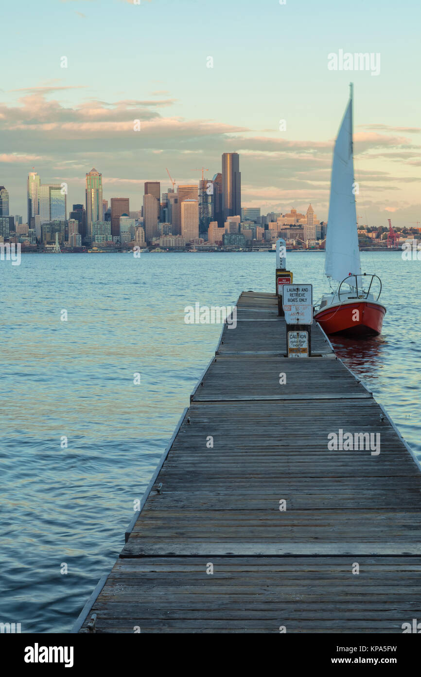 Ein Segelboot angedockt an der kleinen Wasser Deck in der Puget Sound, mit Blick auf die Stadt Seattle, Washington, United States, im Hintergrund. Stockfoto