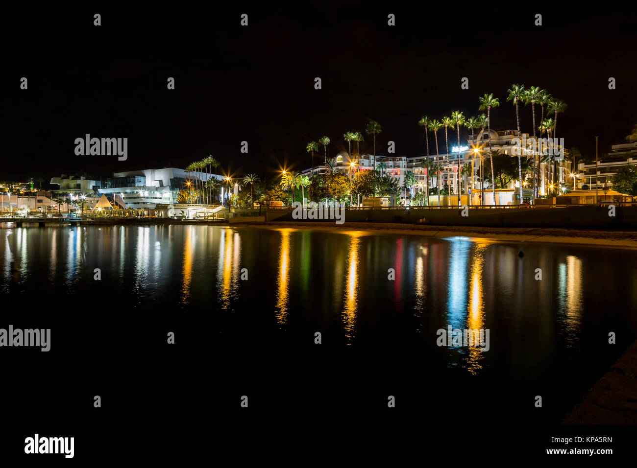 CANNES, Frankreich - 8. September 2015, Nacht. Bild zeigt die kosmopolitische Stadt Cannes an der Französischen Riviera, im Hintergrund das beleuchtete Stadt Stockfoto