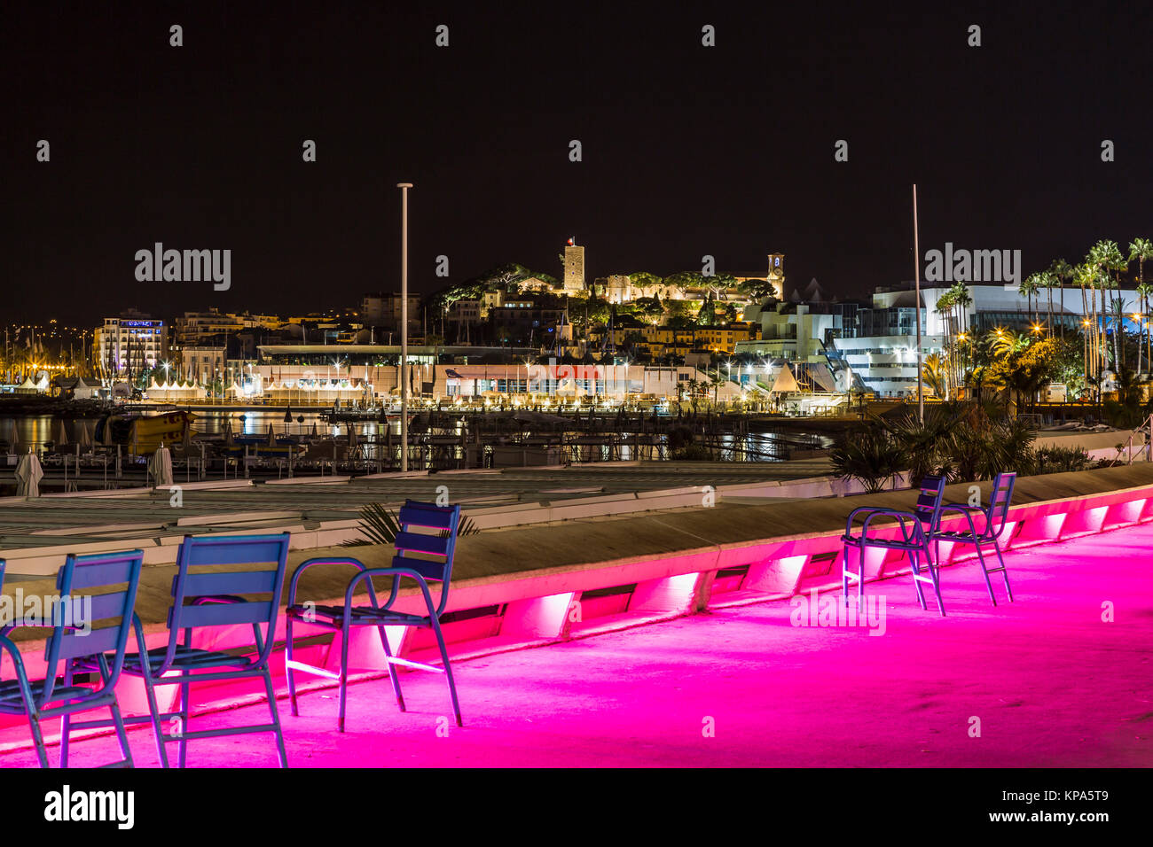 Bild zeigt die kosmopolitische Stadt Cannes an der Französischen Riviera, im Hintergrund das beleuchtete Stadt Stockfoto