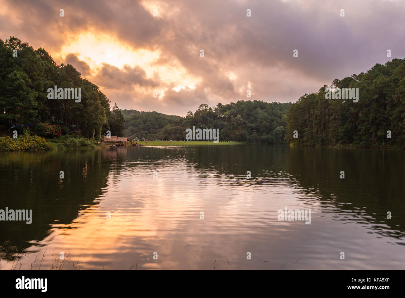 Sumpf amd Bergblick von Pang Ung, Mae Hong Son, beliebtestes Reiseziel der Touristen für Urlaub, Erholung und Entspannung Stockfoto