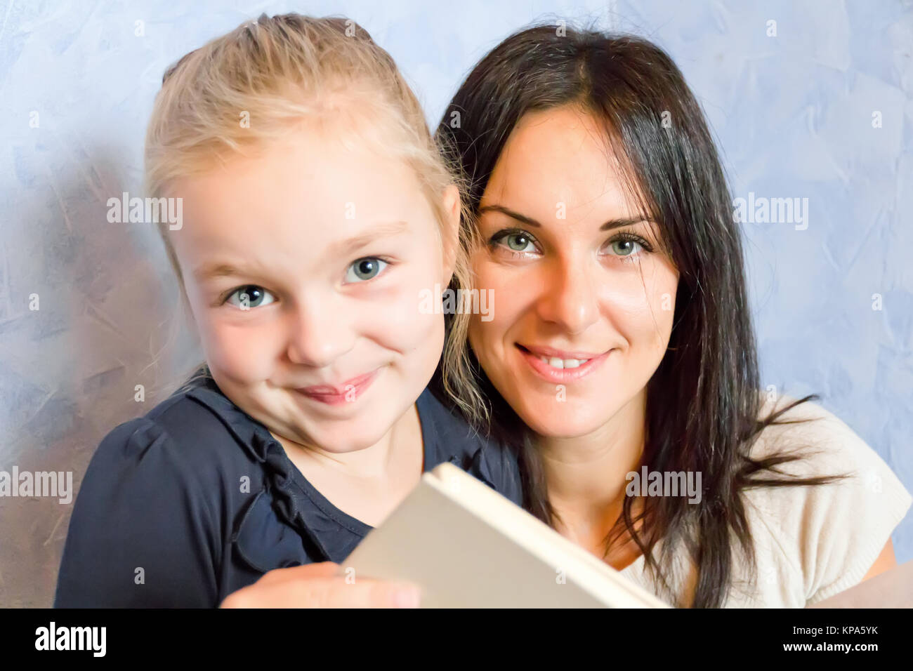Mutter und Tochter sind ein Buch lesen. Stockfoto