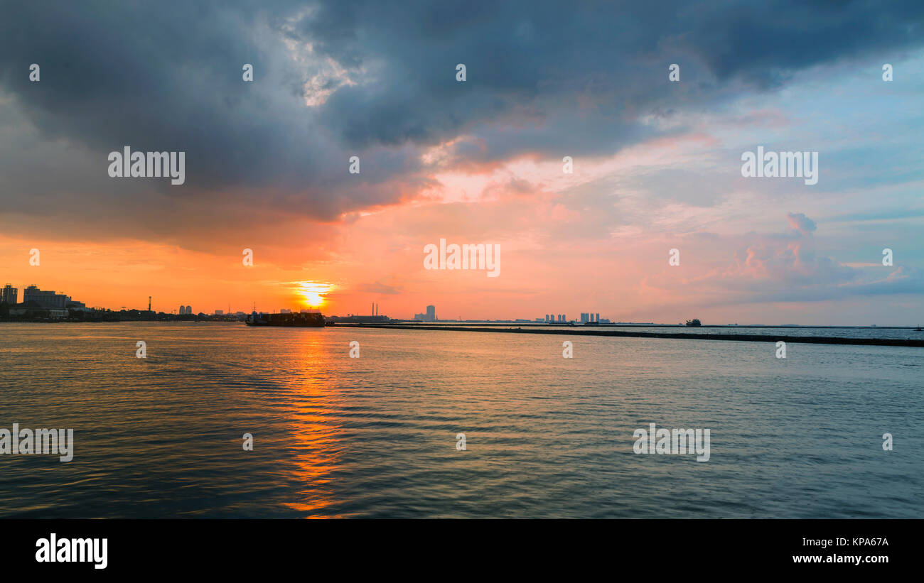 Farbenfroher Sonnenuntergang über Jakarta, Java, Indonesien Stockfoto