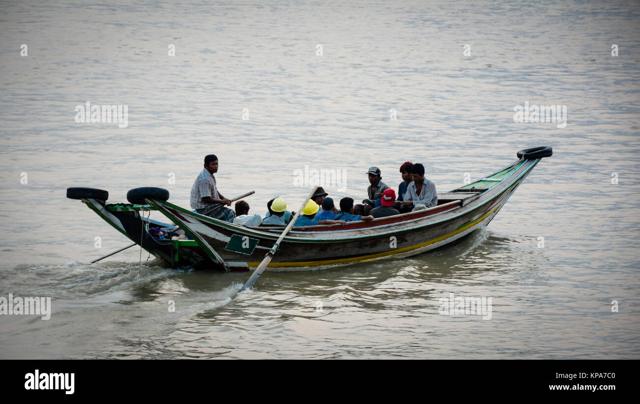 Boot Passagiere in Hlaing Fluss, sie werden auf der gegenüberliegenden Seite der Hlaing Fluss, Yangon, Myanmar, April-2017 Stockfoto