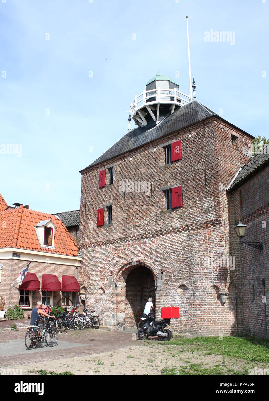14. jahrhundert Vischpoort (Fisch Tor) in der mittelalterlichen Innenstadt von Harderwijk, Niederlande. Auch als Leuchtturm verwendet Stockfoto