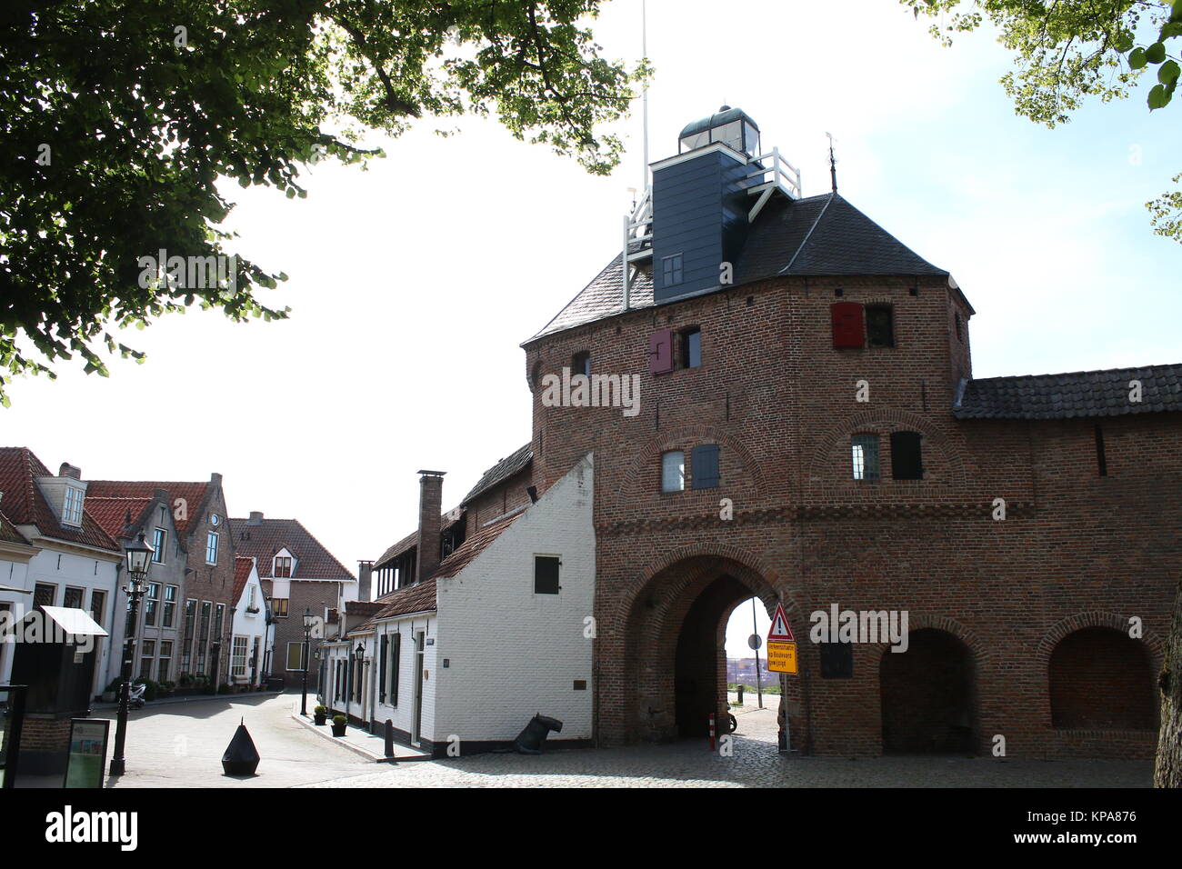 14. jahrhundert Vischpoort (Fisch Tor) in der mittelalterlichen Innenstadt von Harderwijk, Niederlande. Stockfoto