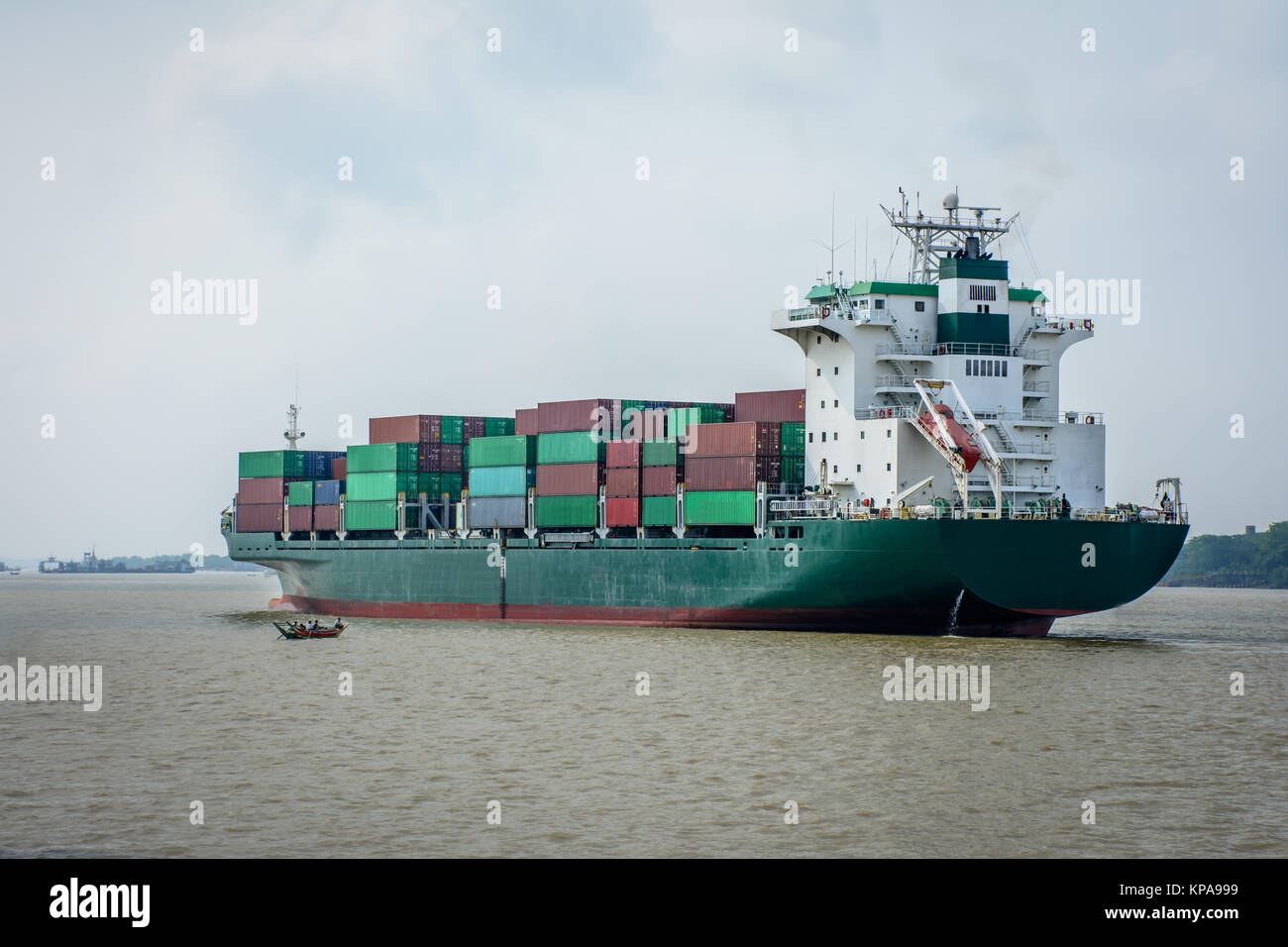 Containerschiff in Yangon, Myanmar, Mai-2017 Stockfoto