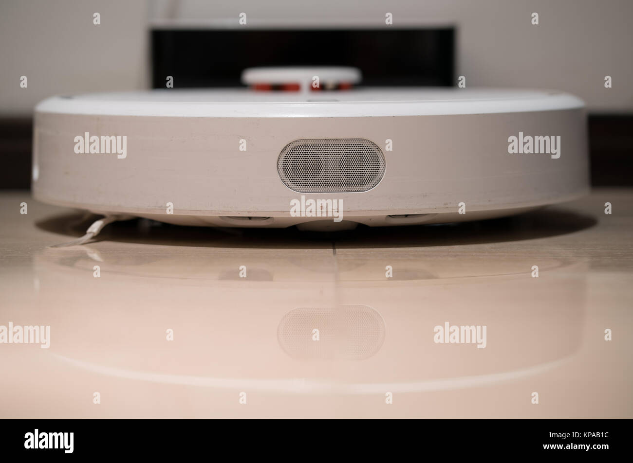 Generische weiße Roboter Staubsauger Vorderansicht aufladen an der Basisstation Stockfoto