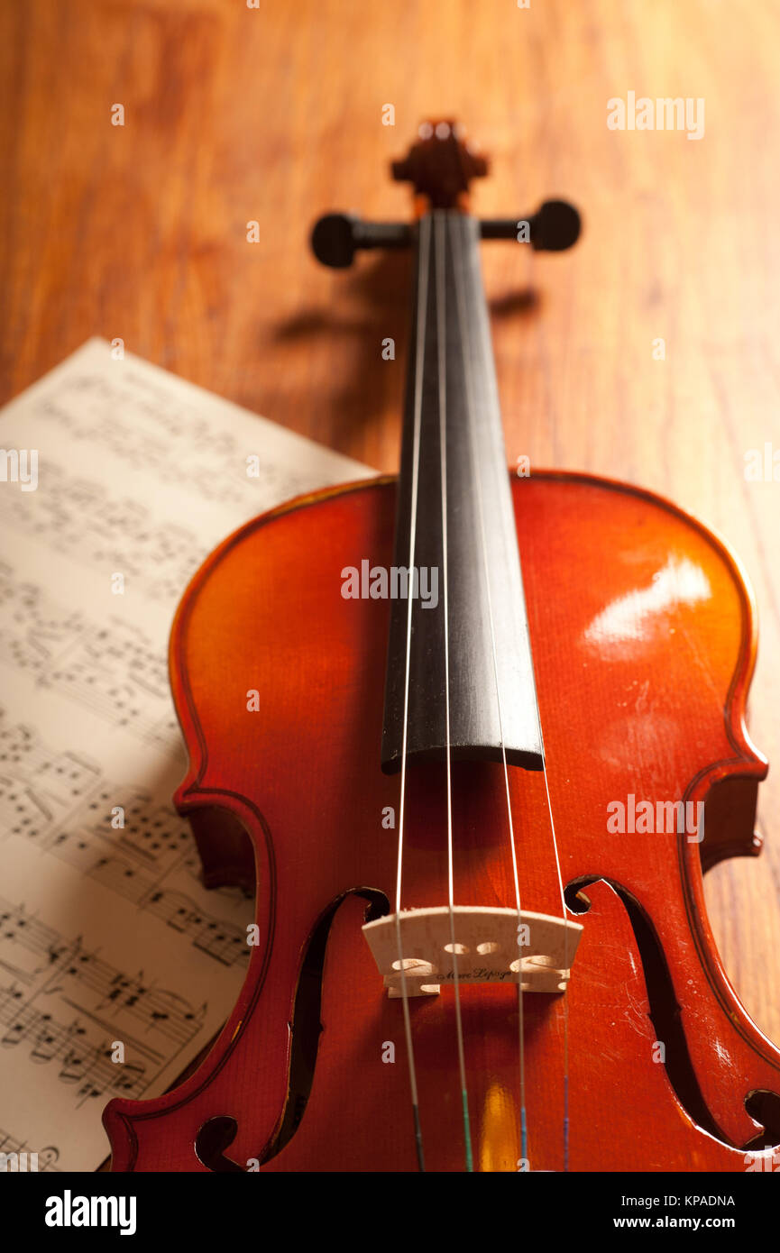 Klassische Violine und Kerbe von Musik Stockfoto