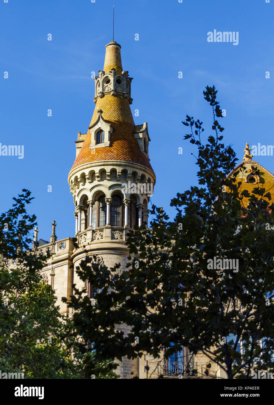 Eine Orante spanischen Turm durch die Bäume Stockfoto