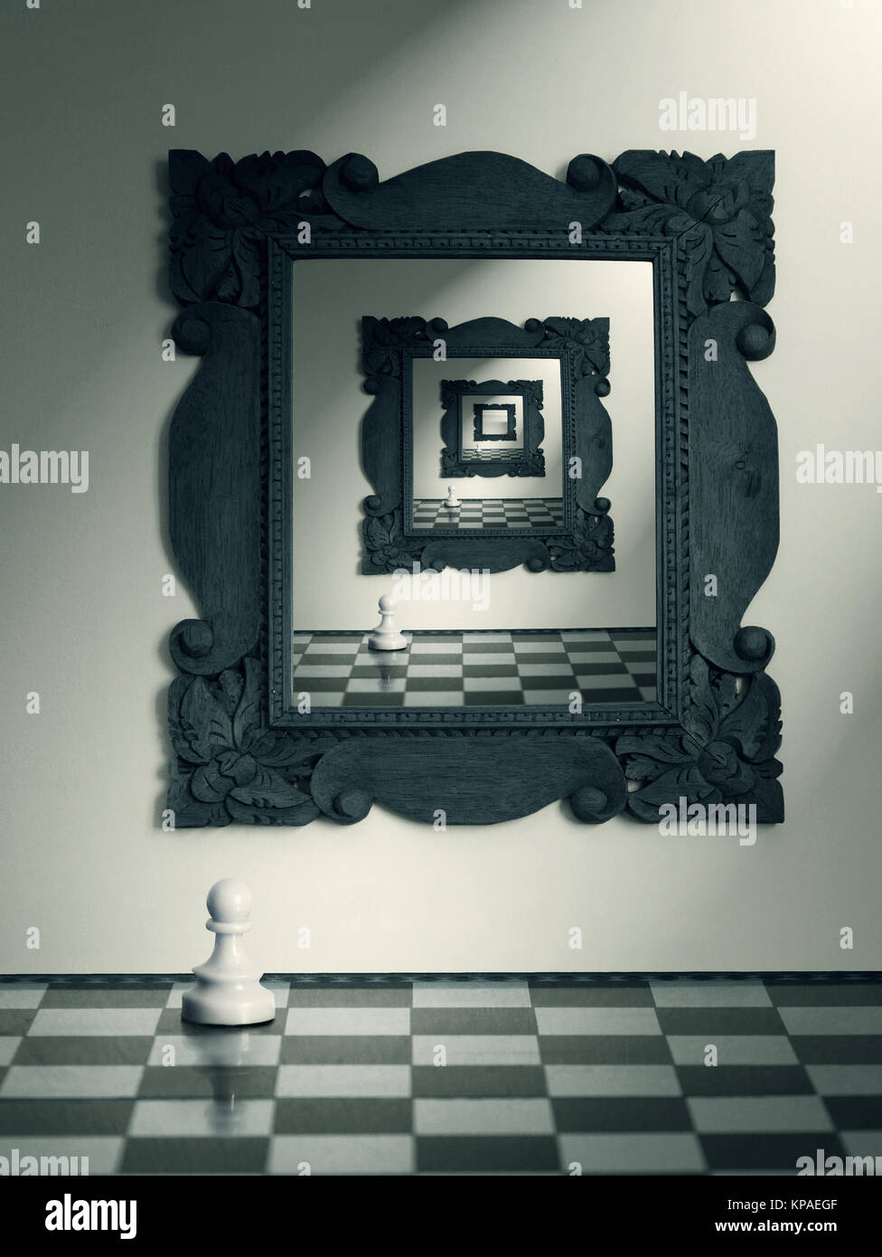 Der Spiegel an der Wand und Bauer Schach und Ihre wiederholten Reflexion im Spiegel Stockfoto