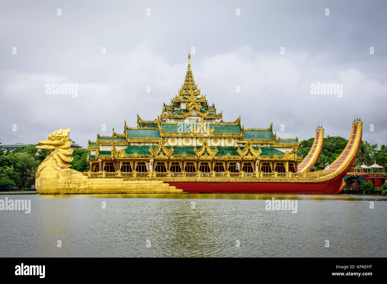 Karaweik repräsentiert Palace Hotel Kandawgyi See in bewölkten Tag, Yangon, Myanmar, Mai-2017 Stockfoto