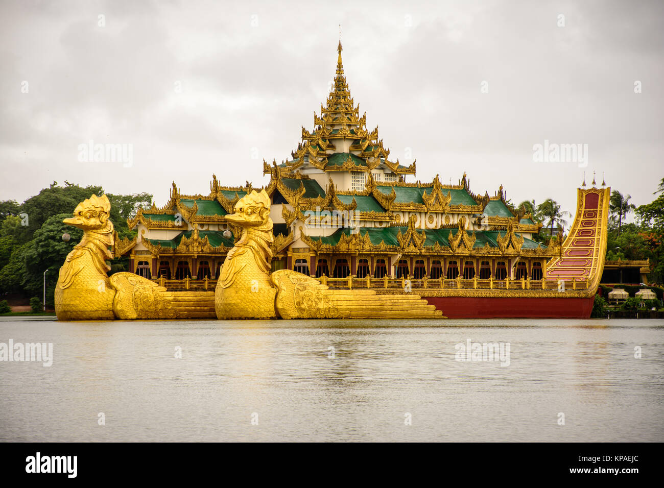 Karaweik repräsentiert Palace Hotel Kandawgyi See in bewölkten Tag, Yangon, Myanmar, Mai-2017 Stockfoto
