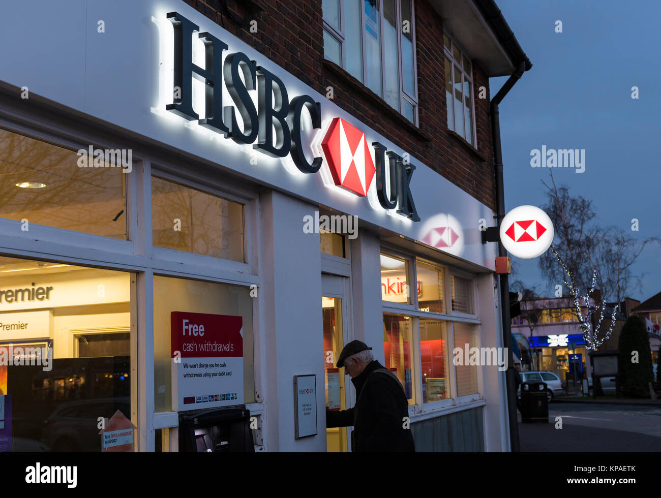 HSBC Bank Zweig öffnen in den Abend im Winter in Rustington, West Sussex, England, UK. Stockfoto