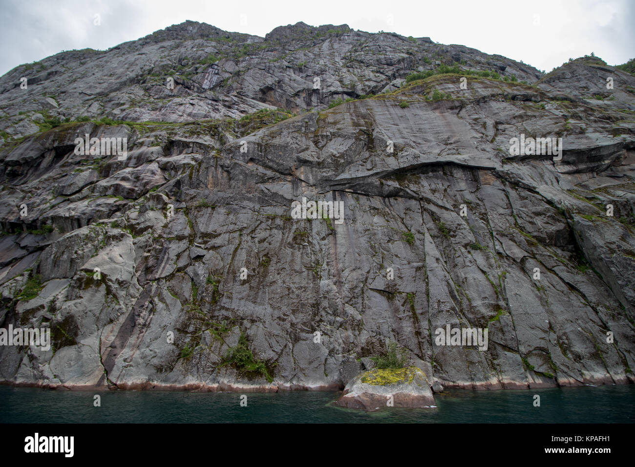 Die riesige Wand in Trollfjorden in Nordland County, Norwegen. Die Wand ist etwa 500 Meter vom Fjord an die Spitze. Stockfoto