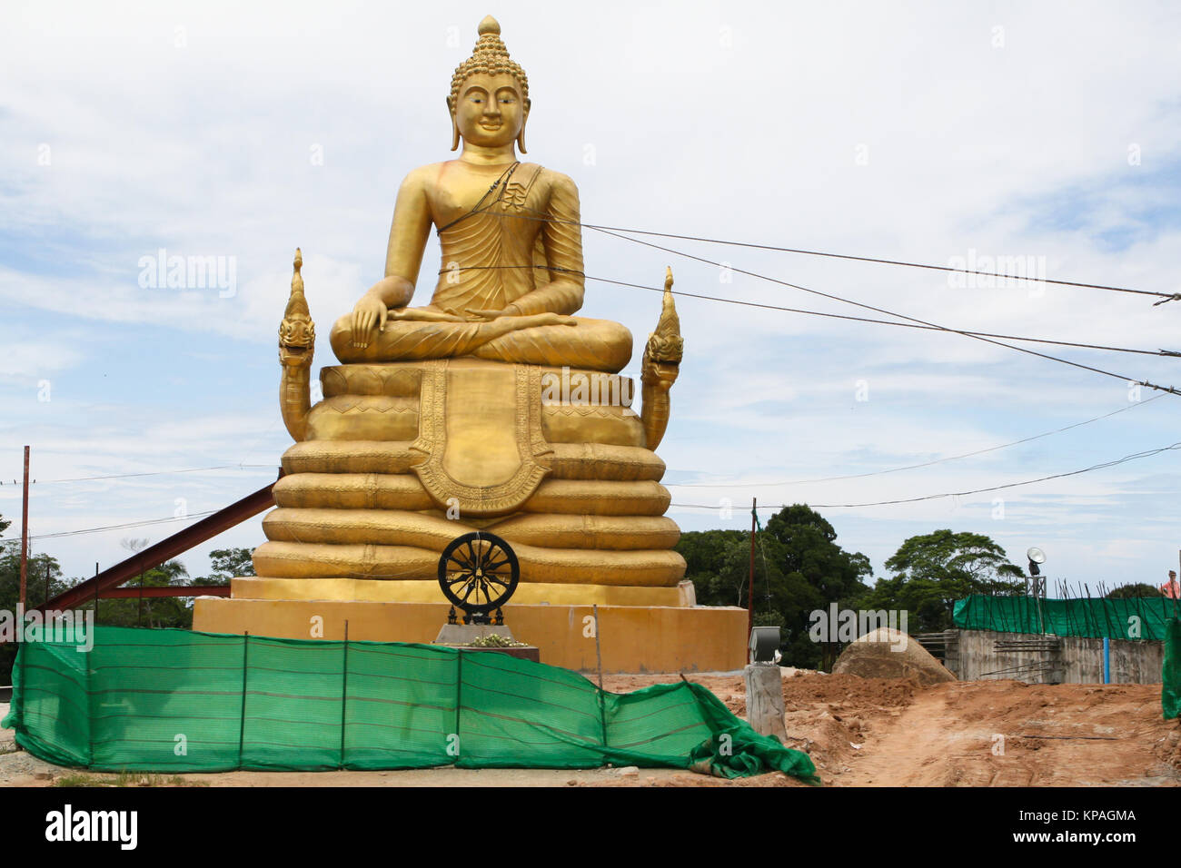 Buddha golden Denkmal Baustelle. Denkmal boundede durch Seile. Über blauen bewölkten Himmel Hintergrund. Stockfoto