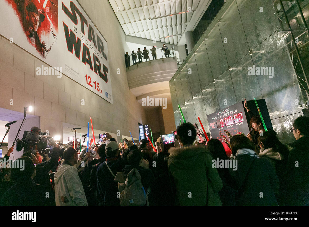 Tokio, Japan. 14 Dez, 2017. Menschen, die so tut, als Star Wars Figuren in einem Countdown Event vor dem ersten Screening für den Film Star Wars: Der letzte Jedi bei der Toho Kinos in Roppongi Hills am Dezember 14, 2017, Tokio, Japan. Die japanischen Fans nahmen an einem privaten Screening in der Nacht vor dem Eröffnungstag für den letzten Teil der Star Wars Saga. Credit: Rodrigo Reyes Marin/LBA/Alamy leben Nachrichten Stockfoto