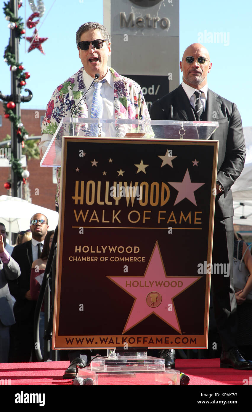 Hollywood, Ca. 13 Dez, 2017. Dwayne Johnson, Tom Rothman, an Dwayne Johnson geehrt mit Stern auf dem Hollywood Walk of Fame Auf dem Hollywood Walk of Fame in Hollywood, Kalifornien am 13. Dezember 2017. Credit: Faye Sadou/Medien Punch/Alamy leben Nachrichten Stockfoto