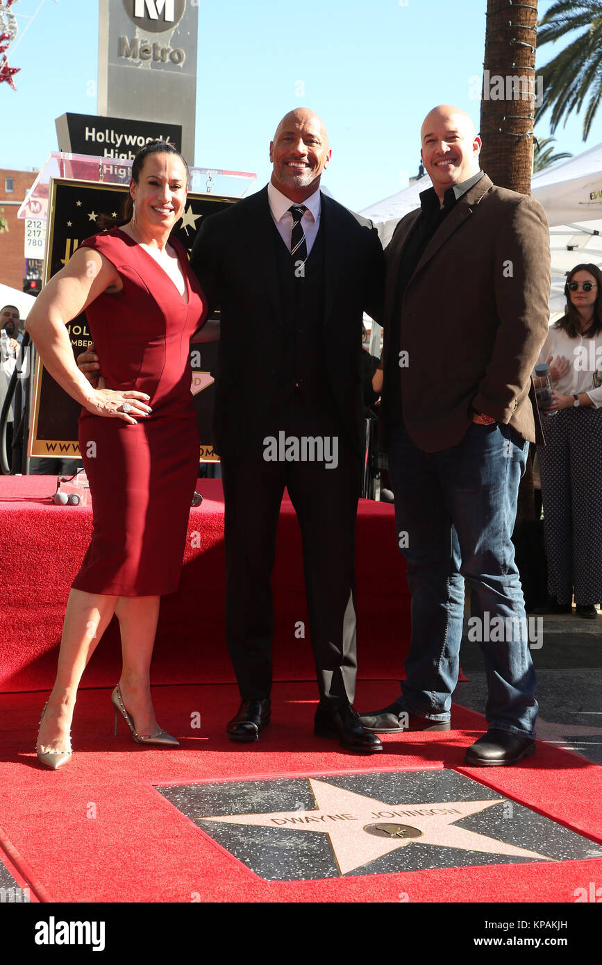 Hollywood, Ca. 13 Dez, 2017. Dany Garcia, Dwayne Johnson, Hiram, Garcia, an Dwayne Johnson geehrt mit Stern auf dem Hollywood Walk of Fame Auf dem Hollywood Walk of Fame in Hollywood, Kalifornien am 13. Dezember 2017. Credit: Faye Sadou/Medien Punch/Alamy leben Nachrichten Stockfoto