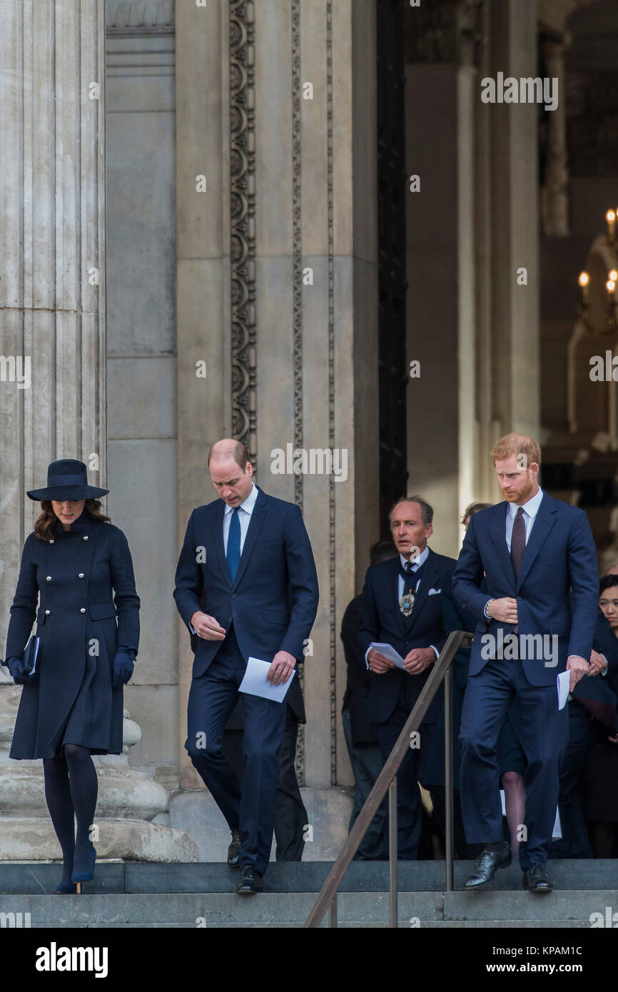 London, Großbritannien. 14. Dezember, 2017. Prinz William, Kate und Prinz Harry verlassen - Grenfell Tower National Memorial Service an die St Paul's Kathedrale genau sechs Monate nach den Grenfell Turm Katastrophe. Grenfell Turm die Überlebenden und die Familien der Hinterbliebenen besucht und die Reihenfolge der Service auf die Erinnerung an die Menschen, die ihr Leben verloren, auf die Bereitstellung von Unterstützung für die Hinterbliebenen, und auf das Angebot von Kraft und Hoffnung für die Zukunft, für die von allen Religionen und Nichtgläubige. London, 14. Dezember 2017 Credit: Guy Bell/Alamy leben Nachrichten Stockfoto