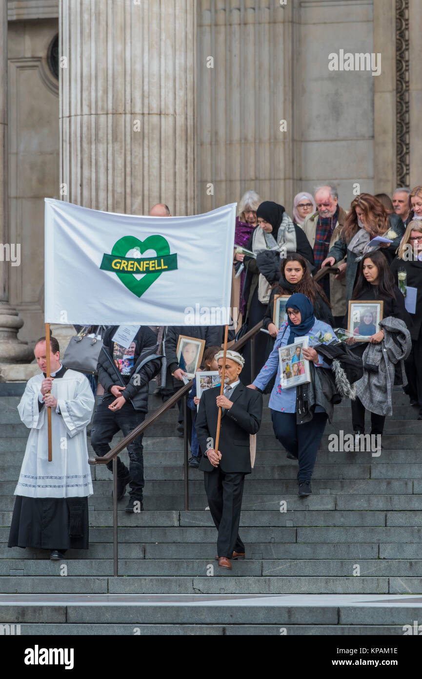 London, Großbritannien. 14. Dezember, 2017. Angehörige, Freunde und Hinterbliebene lassen von einem Grenfell herzen Banner und Halten oder Tragen die Bilder der Opfer - Grenfell Tower National Memorial Service an die St Paul's Kathedrale genau sechs Monate nach den Grenfell Turm Desaster geführt. Grenfell Turm die Überlebenden und die Familien der Hinterbliebenen besucht und die Reihenfolge der Service auf die Erinnerung an die Menschen, die ihr Leben verloren, auf die Bereitstellung von Unterstützung für die Hinterbliebenen, und auf das Angebot von Kraft und Hoffnung für die Zukunft, für die von allen Religionen und Nichtgläubige. London, 14. Dezember 2017 Credit: Guy Bell/Alamy leben Nachrichten Stockfoto