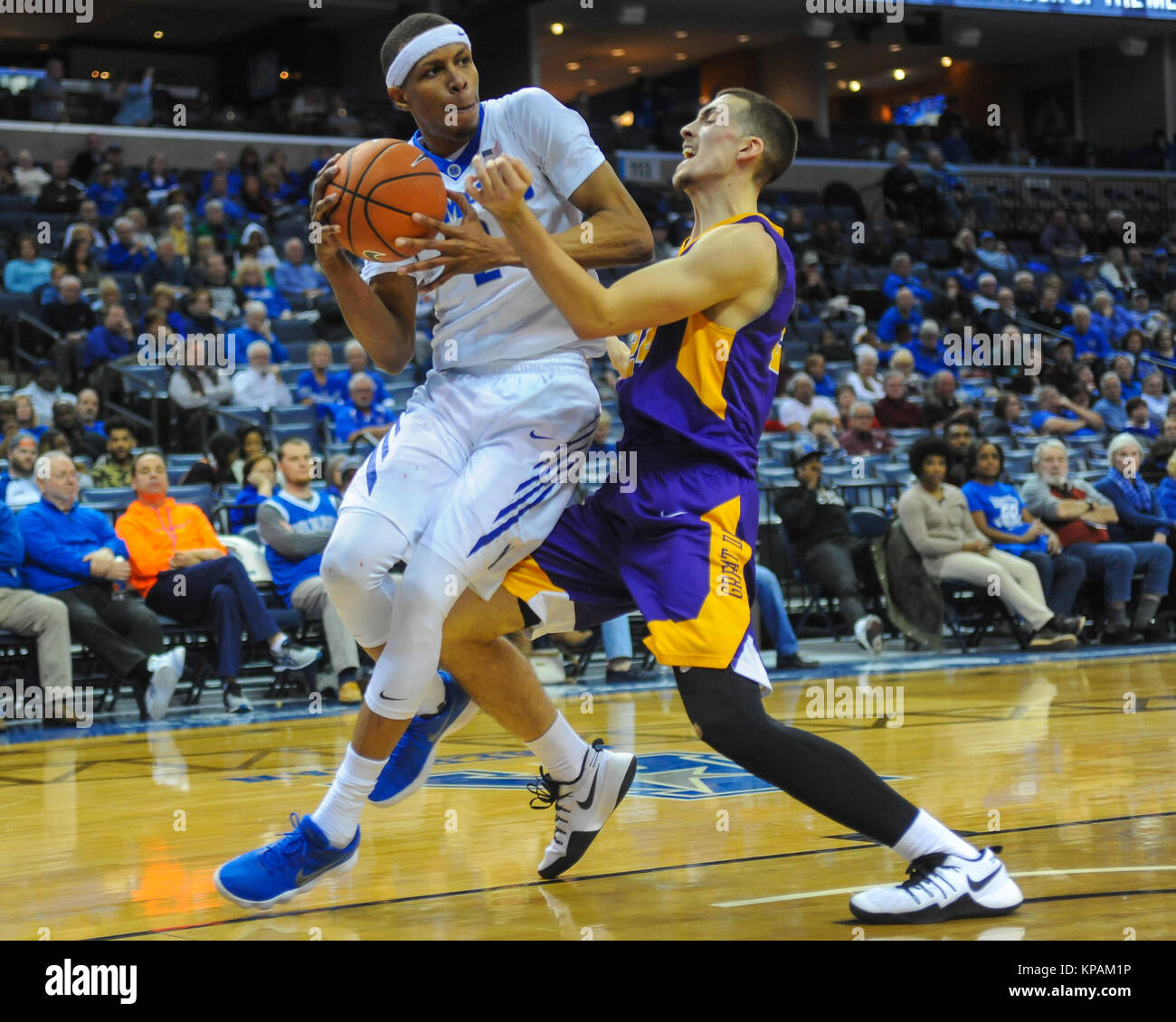 Dezember 12, 2017; Memphis, TN, USA; Memphis Tigers, JIMARIO FLÜSSE (2) die Gebühren in Richtung zum Korb und wird von Albany, JOE CREMO (24) Met, in einem NCAA D1 Basketball Spiel. Die Memphis Tigers besiegten die Albanien großen Dänen, 67-58, am FedEx Forum. Kevin Langley/CSM Stockfoto