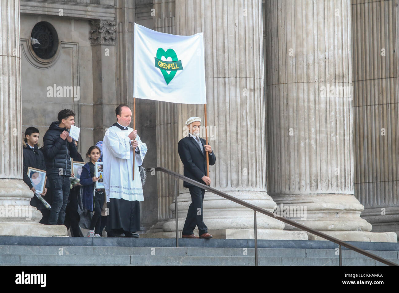 London, Großbritannien. 14 Dez, 2017. Überlebenden und Angehörigen derer, die ihr Leben im Feuer verloren, verlassen, Saint Paul's Cathedral am Ende der Grenfell memorial Service. Es ist etwa 70 Menschen wurden getötet, als ein riesiges Feuer Grenfell 24-stöckigen Hochhauses in West London am 14. Juni 2017 Credit verschlungen: Amer ghazzal/Alamy leben Nachrichten Stockfoto