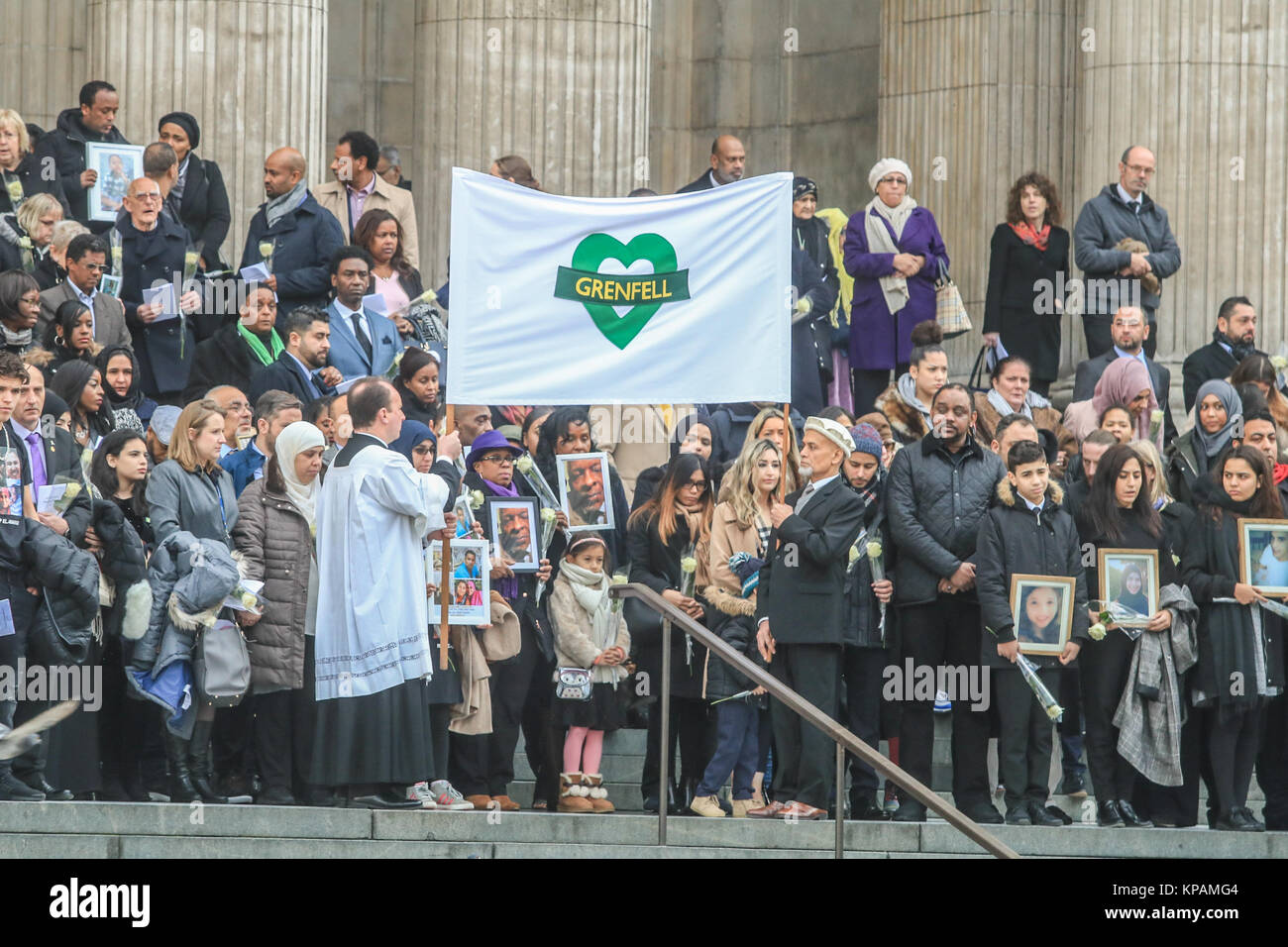 London, Großbritannien. 14 Dez, 2017. Überlebenden und Angehörigen derer, die ihr Leben im Feuer verloren, verlassen, Saint Paul's Cathedral am Ende der Grenfell memorial Service. Es ist etwa 70 Menschen wurden getötet, als ein riesiges Feuer Grenfell 24-stöckigen Hochhauses in West London am 14. Juni 2017 Credit verschlungen: Amer ghazzal/Alamy leben Nachrichten Stockfoto