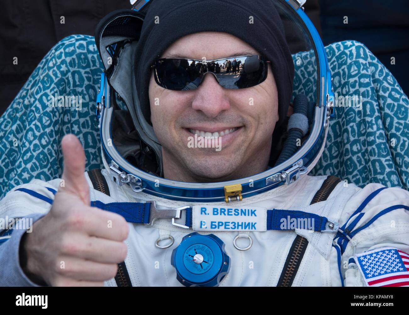 Zhezkazgan, Kasachstan. 14 Dez, 2017. Internationale Raumstation ISS Expedition 53 NASA-Astronaut Randy Bresnik ruht auf einem Stuhl und nur wenige Minuten nach der Landung in der Sojus MS-05 Raumschiff in einem abgelegenen Gebiet zum 14. Dezember 2017 in der Nähe von Zhezkazgan, Kasachstan. Bresnik landete mit anderen Besatzungsmitglieder ESA-Astronaut Paolo Nespoli und Roskosmos Kosmonaut Sergey Ryazanskiy nach 139 Tagen im All. Credit: Planetpix/Alamy leben Nachrichten Stockfoto