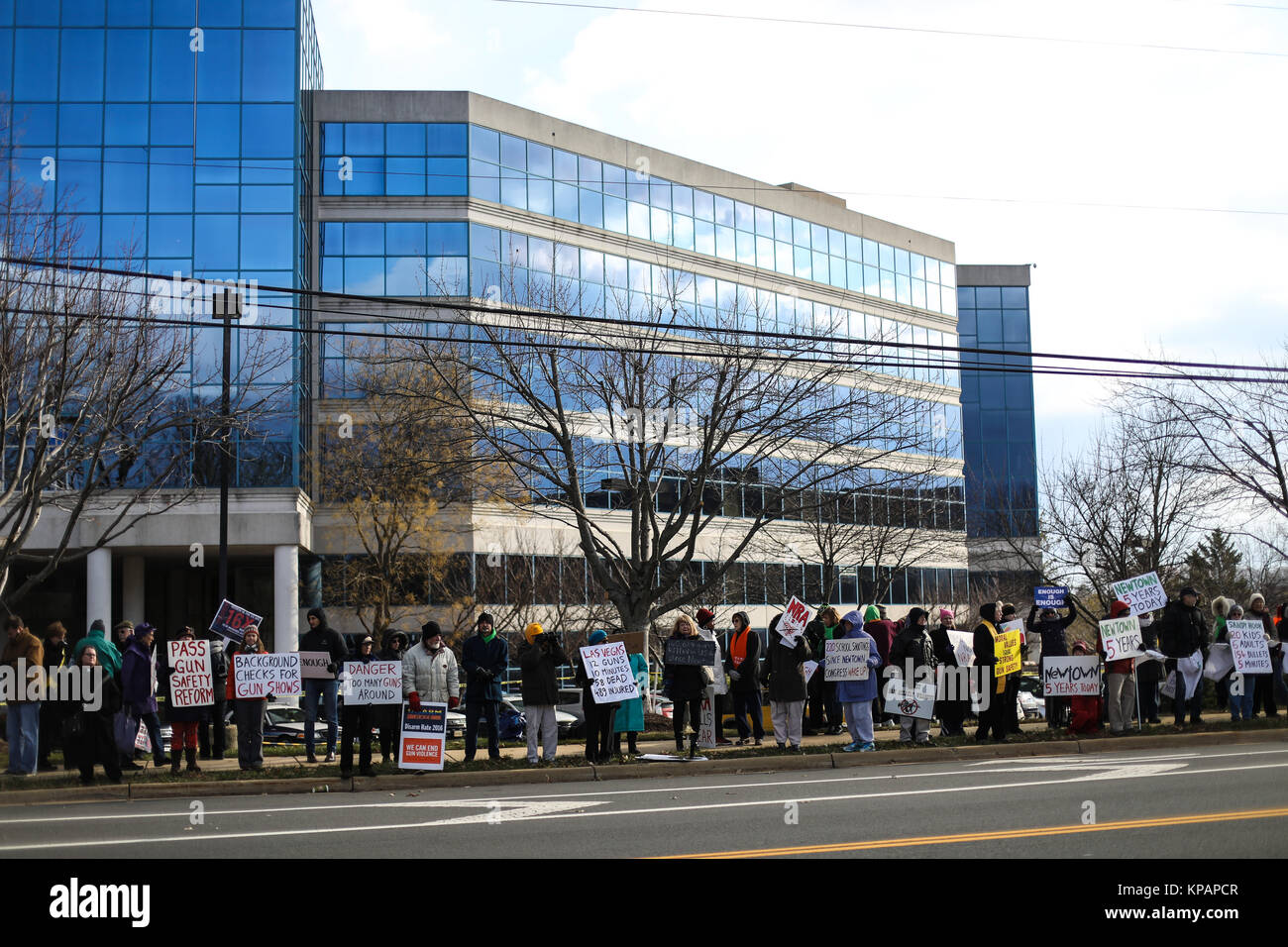 Fairfax, VA, USA. 14. Dezember, 2017. Der 60 Mahnwache in Gedenken an die Sandy Hook Volksschule Massaker findet außerhalb der National Rifle Association Am fünften Jahrestag des Schießens. Credit: Nicole Glas/Alamy Leben Nachrichten. Stockfoto