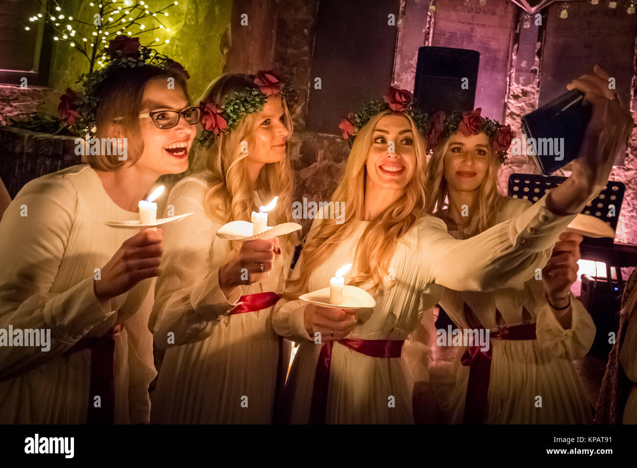 London, Großbritannien. 14. Dezember, 2017. Schwedische Chor mit Kerzen und Kopf Kränze Feiern der skandinavischen Tradition von "Lucia Übernachtungen in Peckham. Credit: Guy Corbishley/Alamy leben Nachrichten Stockfoto