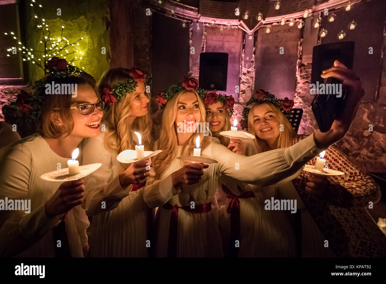 London, Großbritannien. 14. Dezember, 2017. Schwedische Chor mit Kerzen und Kopf Kränze Feiern der skandinavischen Tradition von "Lucia Übernachtungen in Peckham. Credit: Guy Corbishley/Alamy leben Nachrichten Stockfoto