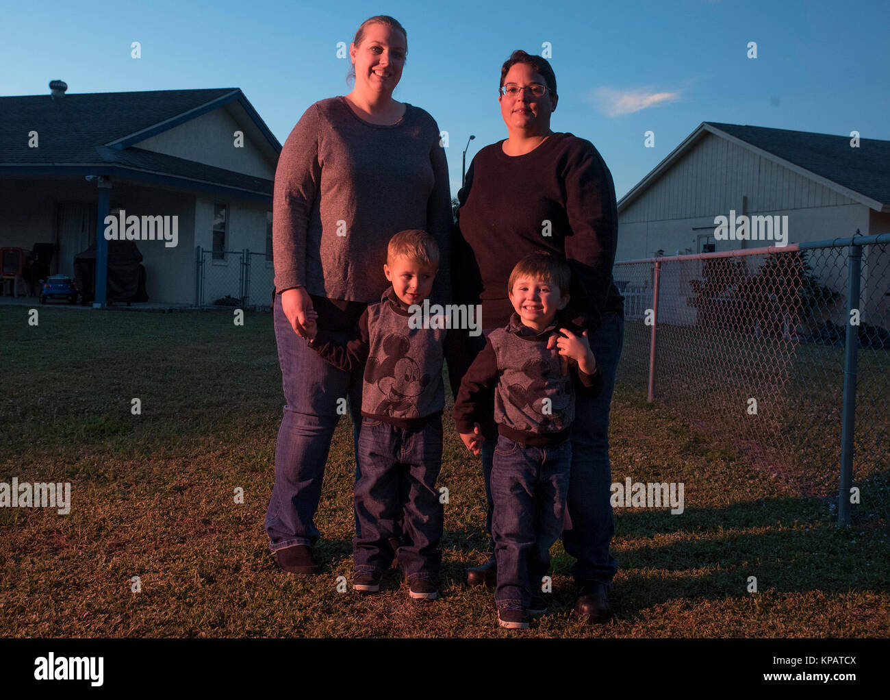 Palm Beach County, Florida, USA. 13 Dez, 2017. Von links, Suzette Calderon, Christopher Calderon, 4, Sue Ellen Calderon und Oliver Calderon, 3, posieren für ein Foto in der Calderon home Hinterhof in Palm Beach County am Mittwoch, 13. Dezember 2017. Vor einem Jahr, die calderons nahm Oliver und Christopher getrennt von Pflegefamilien. Quelle: Andres Leiva/der Palm Beach Post/ZUMA Draht/Alamy leben Nachrichten Stockfoto