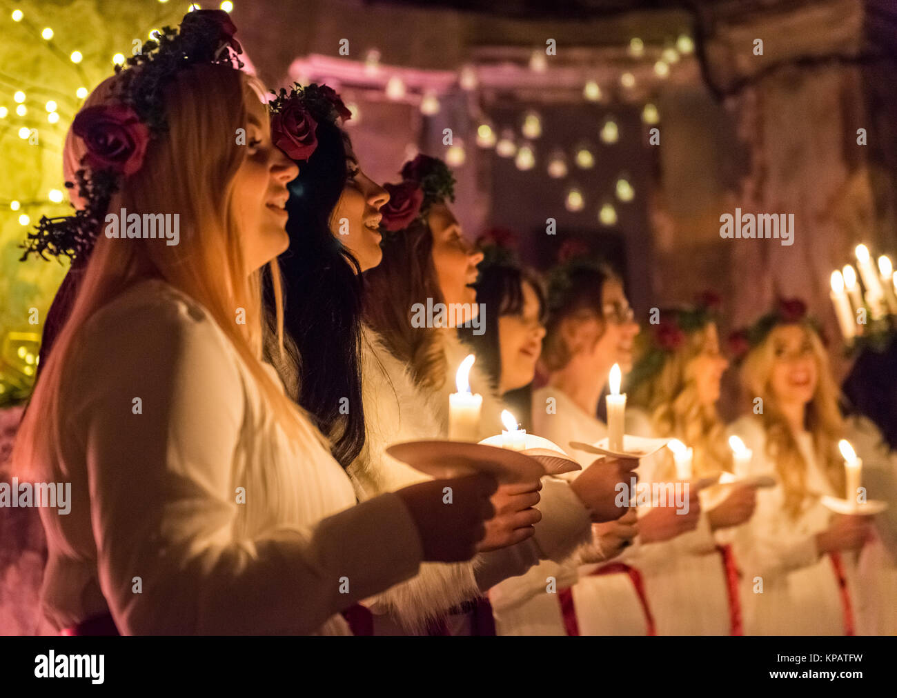 London, Großbritannien. 14. Dezember, 2017. Schwedische Chor mit Kerzen und Kopf Kränze Feiern der skandinavischen Tradition von "Lucia Übernachtungen in Peckham. Credit: Guy Corbishley/Alamy leben Nachrichten Stockfoto