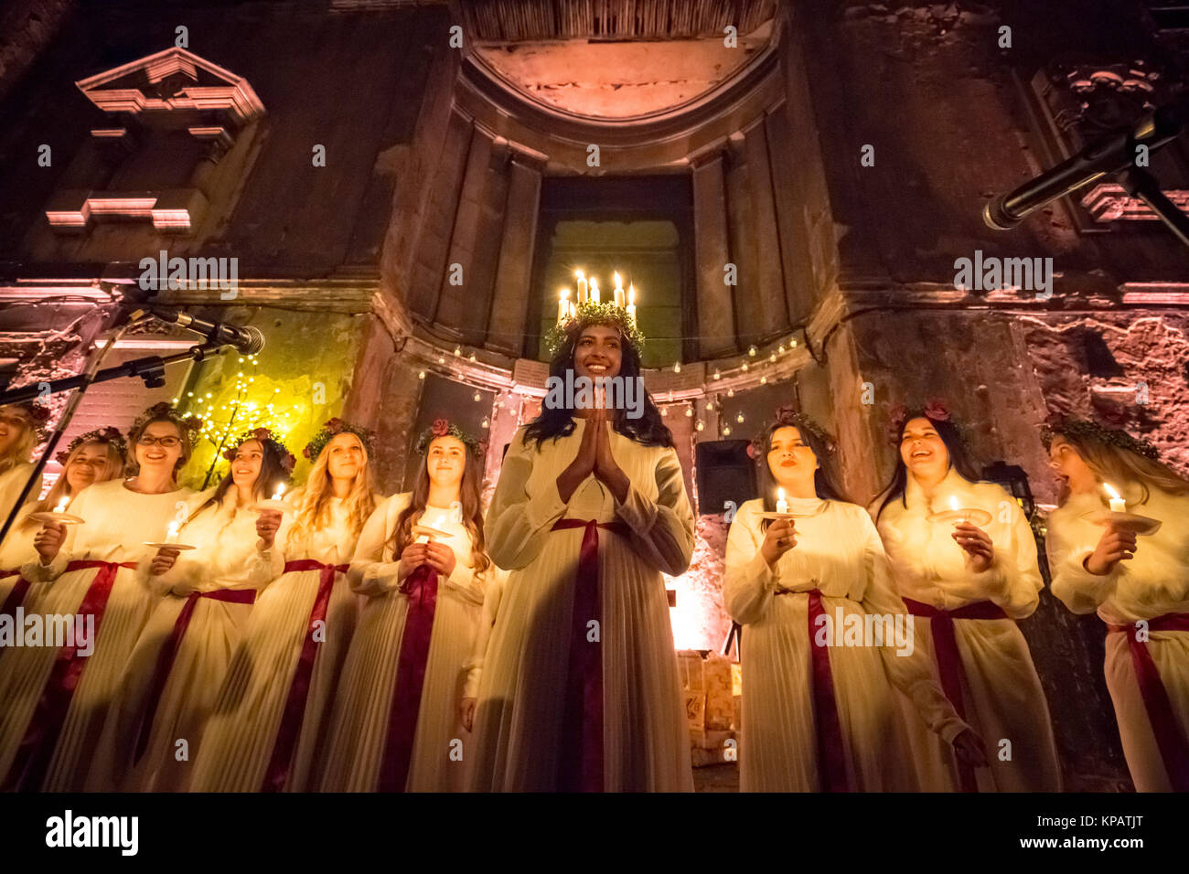 London, Großbritannien. 14. Dezember, 2017. Schwedische Chor mit Kerzen und Kopf Kränze Feiern der skandinavischen Tradition von "Lucia Übernachtungen in Peckham. Credit: Guy Corbishley/Alamy leben Nachrichten Stockfoto