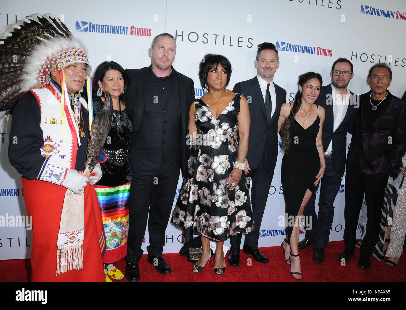 Beverly Hills, Kalifornien, USA. 14. Dezember, 2017. (L-R) Chef Phillip Whiteman jr., Lynette zwei Stiere, Byron Allen, Schauspieler Christian Bale, Carolyn Völker, Direktor Scott Cooper, Schauspielerin Q'orianka Kilcher, Rory Cochran und Schauspieler Wes Studi nehmen an der Los Angeles Premiere Entertainment Studios Motion Pictures' 'Feinde' an Samuel Goldwyn Theater am Dezember 14, 2017 in Beverly Hills, Kalifornien. Foto von Barry King/Alamy leben Nachrichten Stockfoto