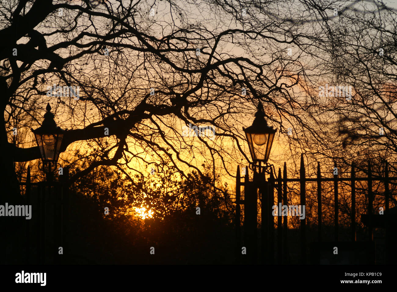 In Greenwich, London, Vereinigtes Königreich. 14. Dezember, 2017. Ein winterlicher Sonnenuntergang von Greenwich Park im Südosten von London gesehen. Rob Powell/Alamy leben Nachrichten Stockfoto