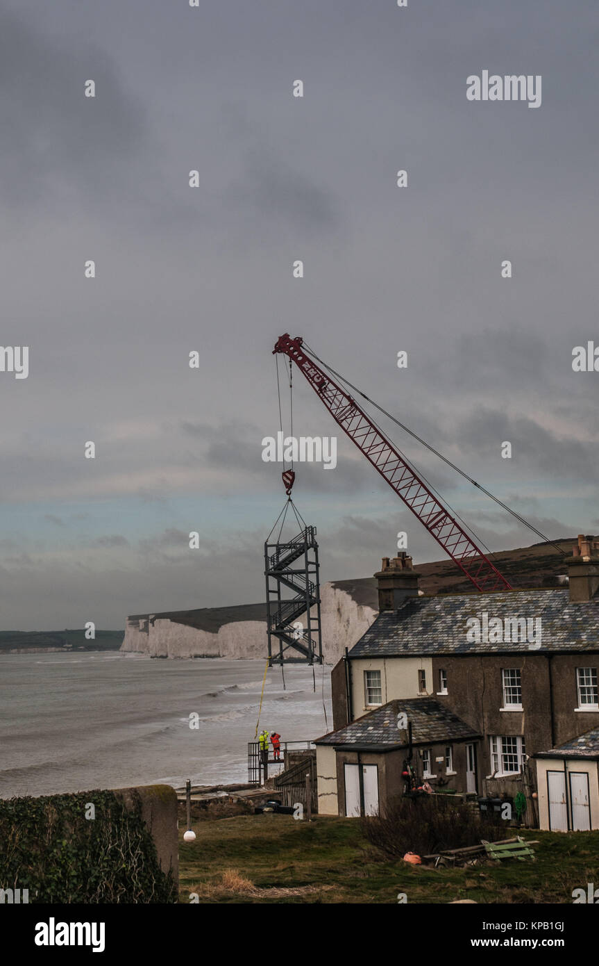 Birling Gap. East Sussex, UK..15. Dezember 2017..neue Schritte zum Austausch des Strandes am Standort National Trust an der Südküste werden aufgehoben. Eine beschleunigte Erosion der Chalk-Klippen hat dazu geführt, dass einige Jahre früher als geplant gearbeitet werden musste. Bei gutem Wetter sollten die Arbeiten vor Weihnachten abgeschlossen werden, um den öffentlichen Zugang zum Strand wieder zu ermöglichen. . Stockfoto