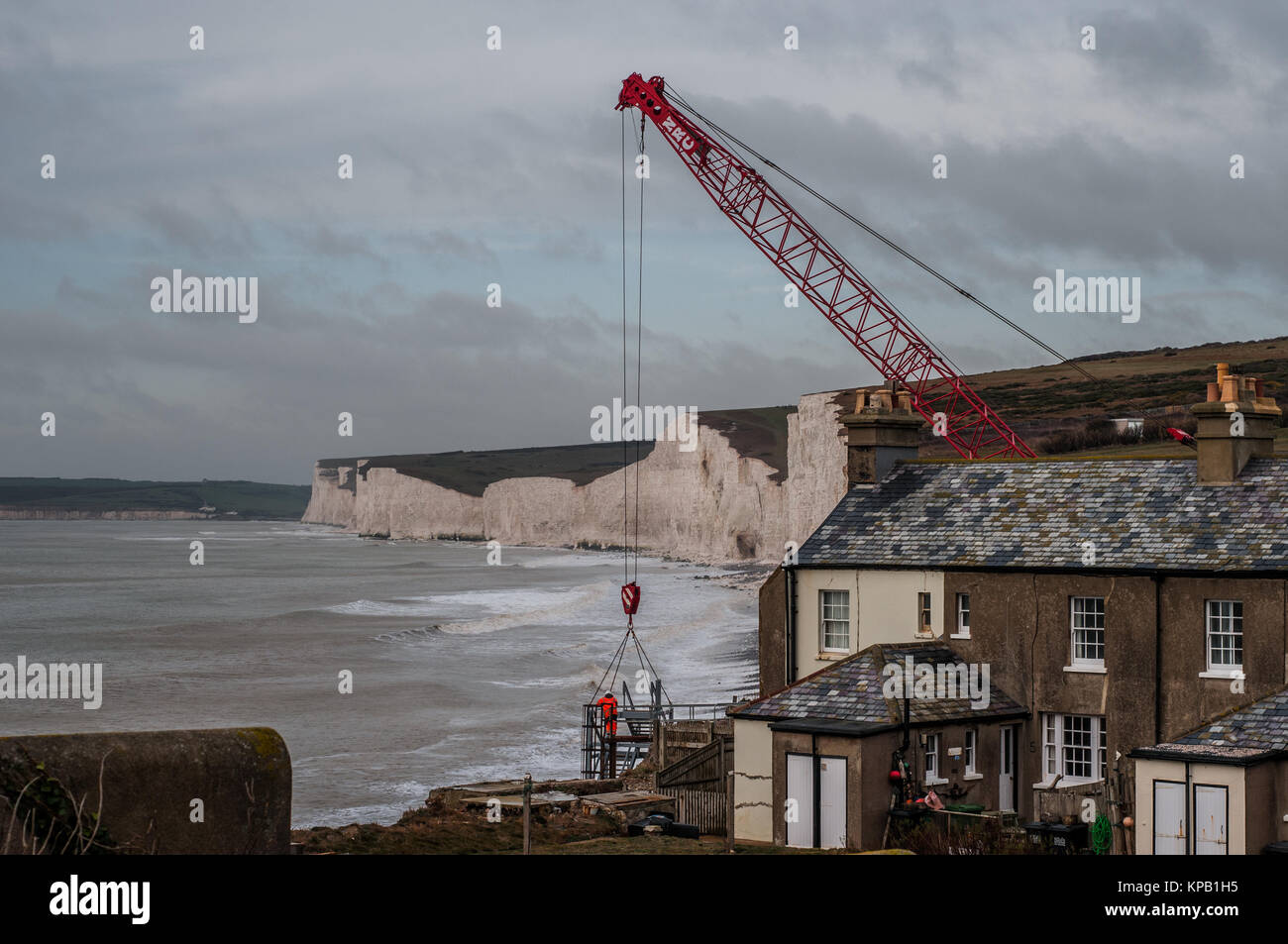 Birling Gap. East Sussex, UK..15. Dezember 2017..neue Schritte zum Austausch des Strandes am Standort National Trust an der Südküste werden aufgehoben. Eine beschleunigte Erosion der Chalk-Klippen hat dazu geführt, dass einige Jahre früher als geplant gearbeitet werden musste. Bei gutem Wetter sollten die Arbeiten vor Weihnachten abgeschlossen werden, um den öffentlichen Zugang zum Strand wieder zu ermöglichen. . Stockfoto