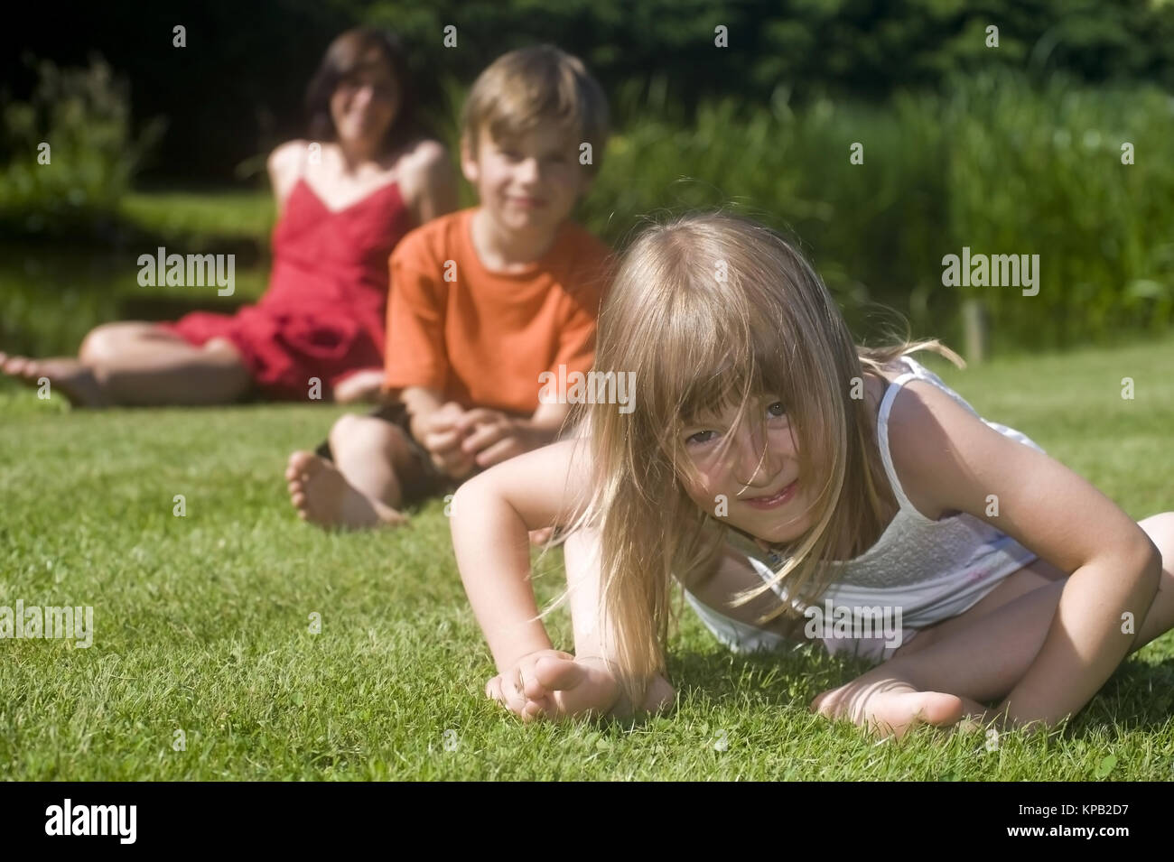 Model Release, Mutter Mit Zwei ging in der Wiese - Mutter mit zwei Kindern Stockfoto