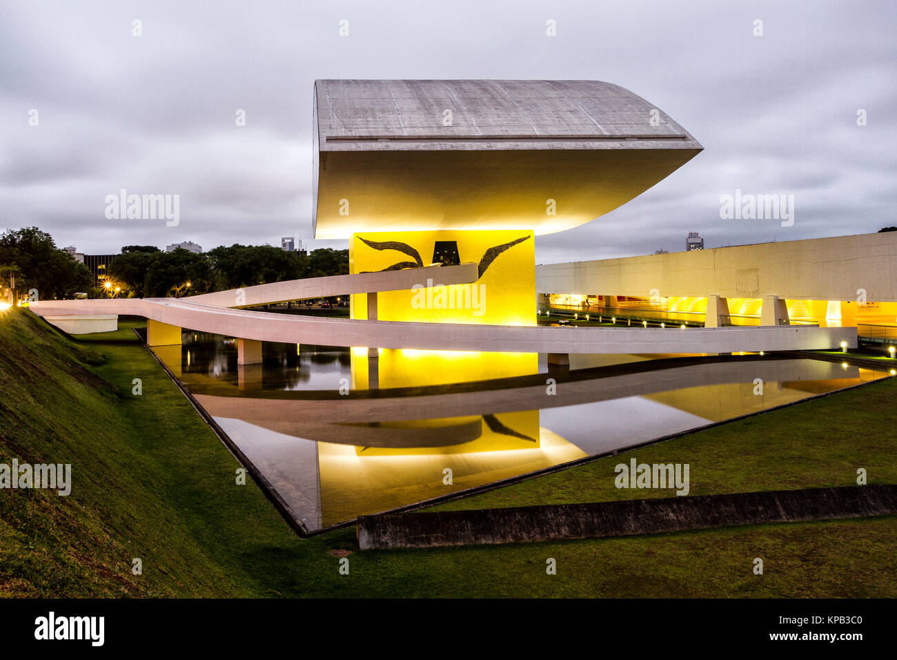 Oscar Niemeyer Museum am Abend. Curitiba, Parana, Brasilien. Stockfoto